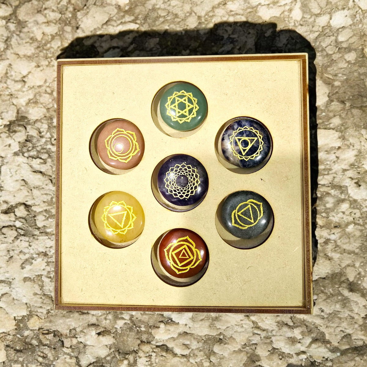 7 चक्र गोल टम्बल सेट लकड़ी के बक्से में (7 Chakra Circular Tumble in Wooden Box)