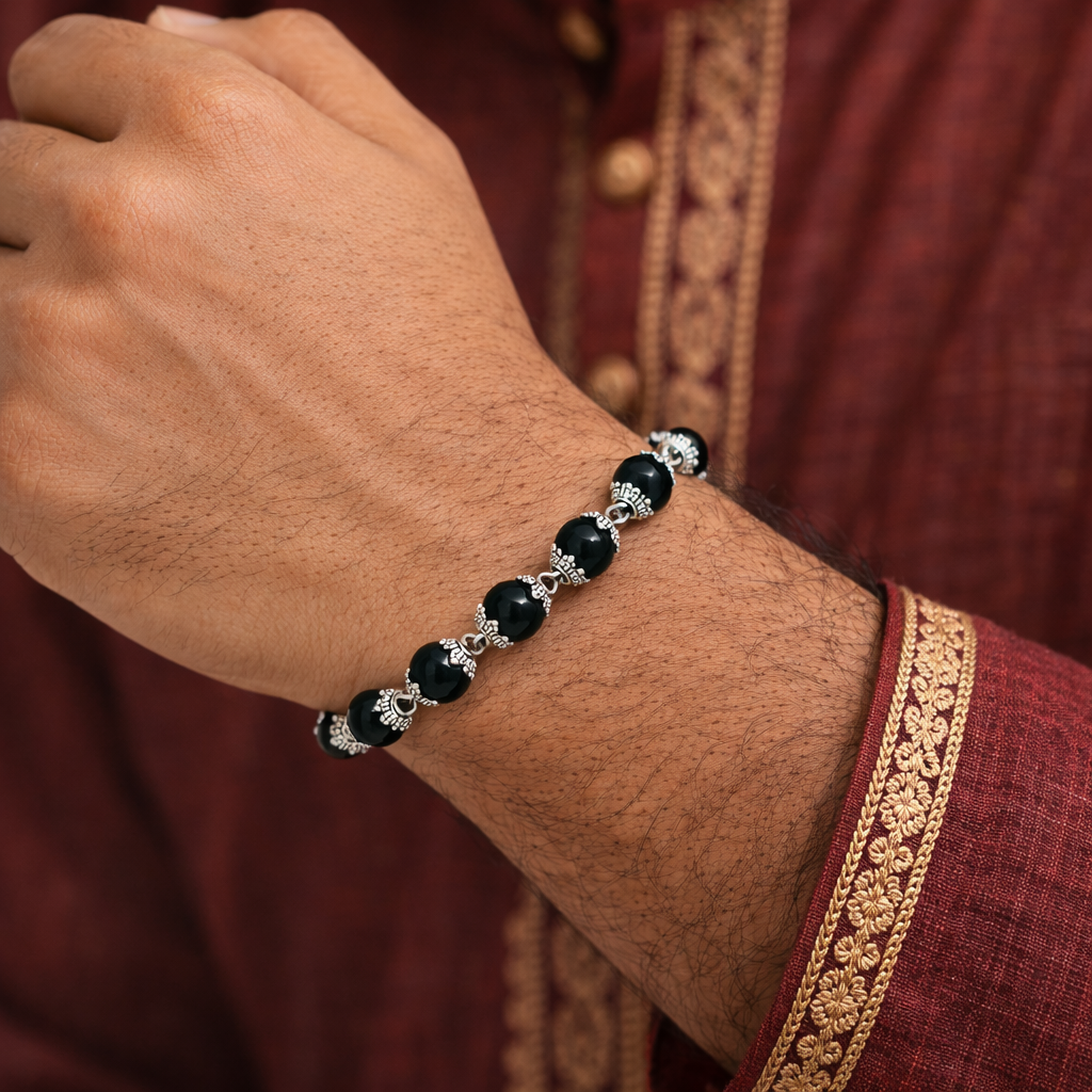 करुंगली ब्रेसलेट मेटल कैप में (Karungali Bracelet in Metal Cap)