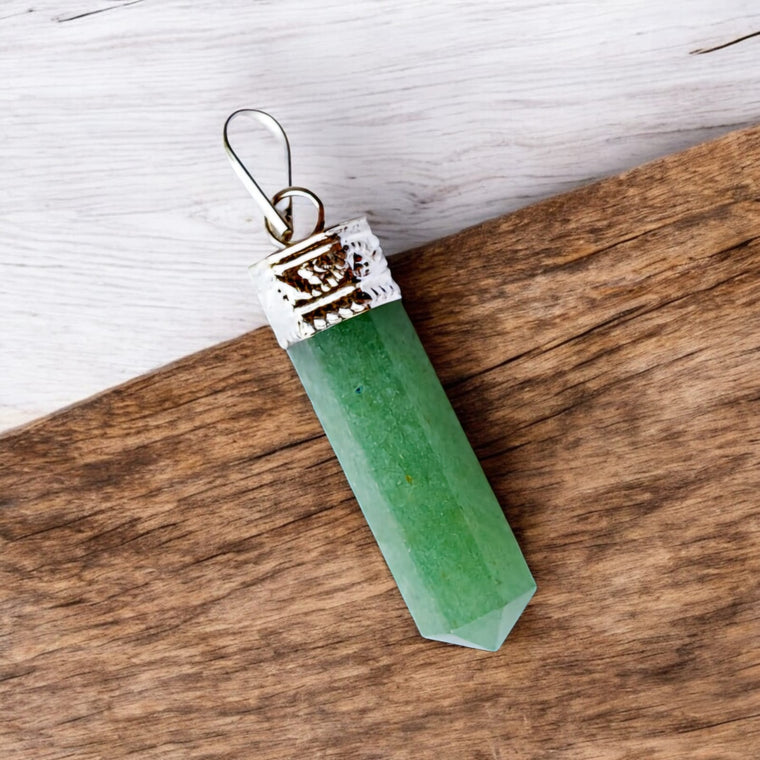 ग्रीन एवेंच्‍यूरिन पेंसिल पेंडल (Green Aventurine Pencil Pendant)
