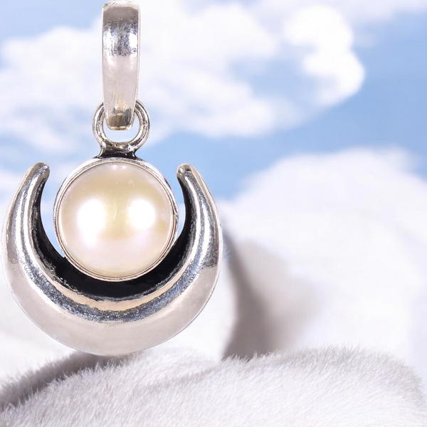 अर्द्ध चन्द्र मोती पेंडल (Ardh Chandra Moti Pendant)