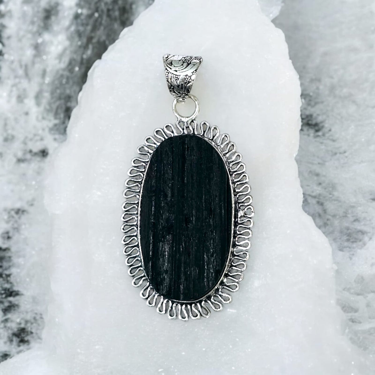ब्लैक टूरमलाइन ओवल पेंडल (Black Tourmaline Oval Pendant)