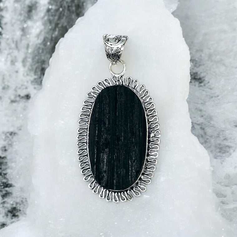 ब्लैक टूरमलाइन ओवल पेंडल (Black Tourmaline Oval Pendant)