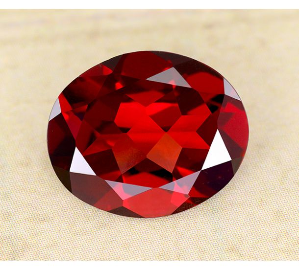 गार्नेट रत्न (Garnet Stone) ( 7 से 8 कैरेट)