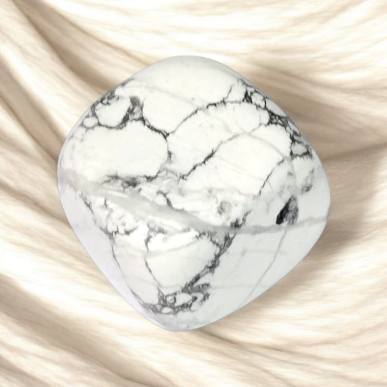 हाउलाइट टंबल स्टोन (Howlite Tumble Stone)