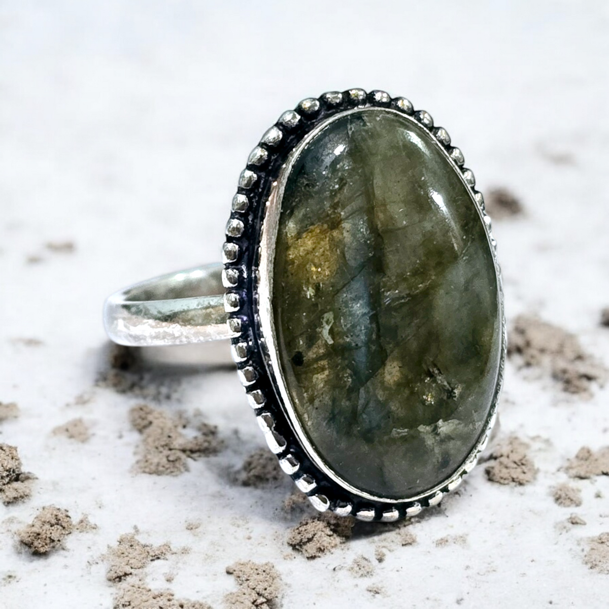 लैब्राडोराइट रिंग (Labradorite ring)