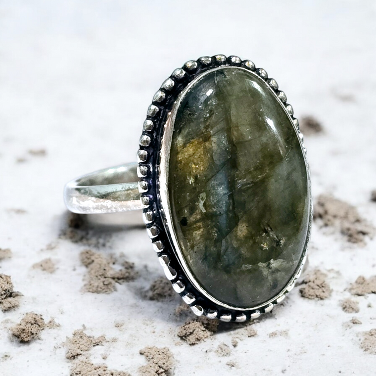 लैब्राडोराइट रिंग (Labradorite ring)
