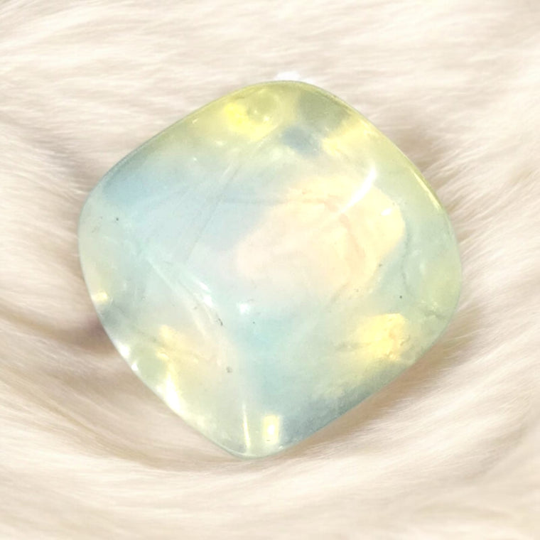 ओपलाइट टंबल स्टोन (Opalite Tumble Stone)