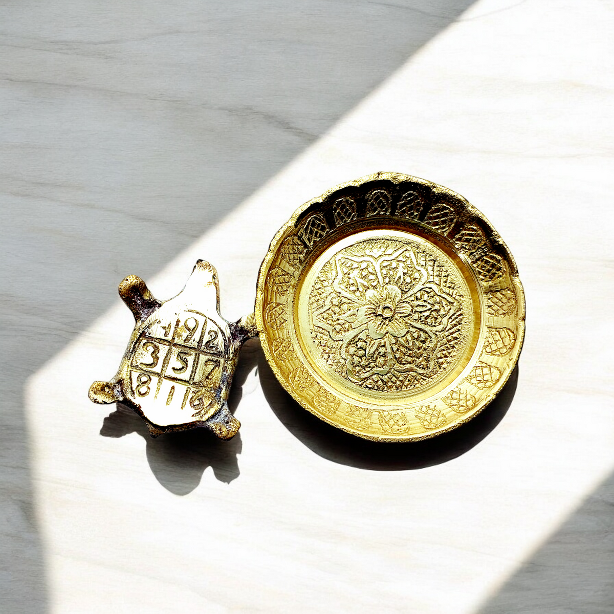 पीतल कछुआ वास्तु फेंशुई नंबर एवं प्लेट के साथ (Brass Tortoise with Vastu Fengshui Number and Plate)