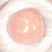 रोज क्वार्ट्ज टंबल स्टोन (Rose Quartz Tumble Stone)