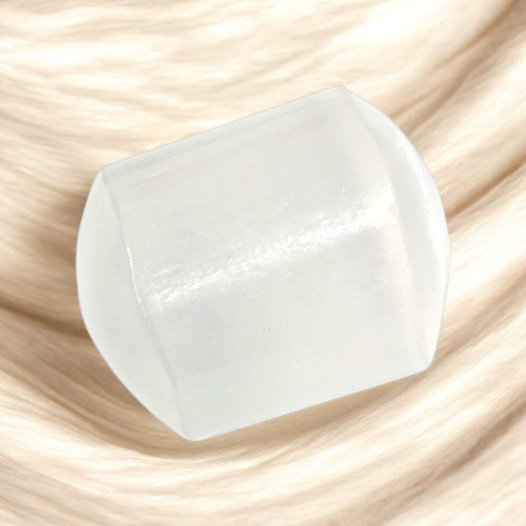 सेलेनाइट टंबल स्टोन (Selenite Tumble Stone)